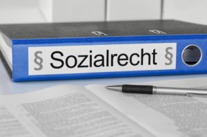 blauer Ordner mit Aufschrift Sozialrecht